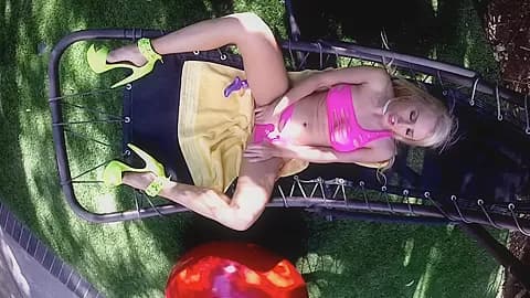 Alix Lynx : Alix Lynx fucks herself on a hammock