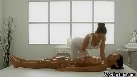 Ebony cutie scissoring lesbo masseuse